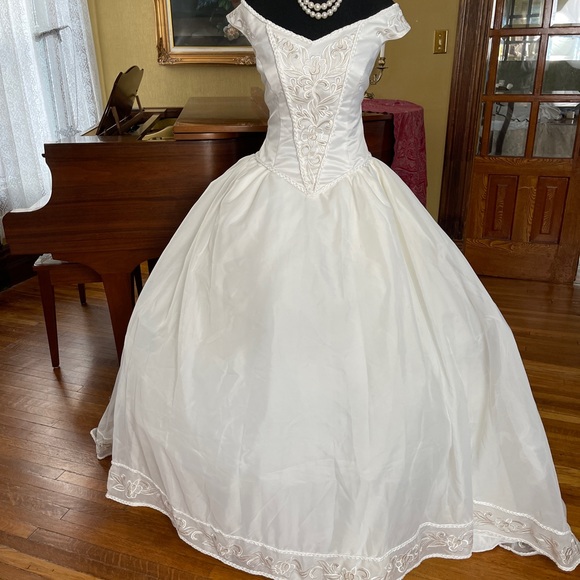 Wedding gown - Picture 3 of 12